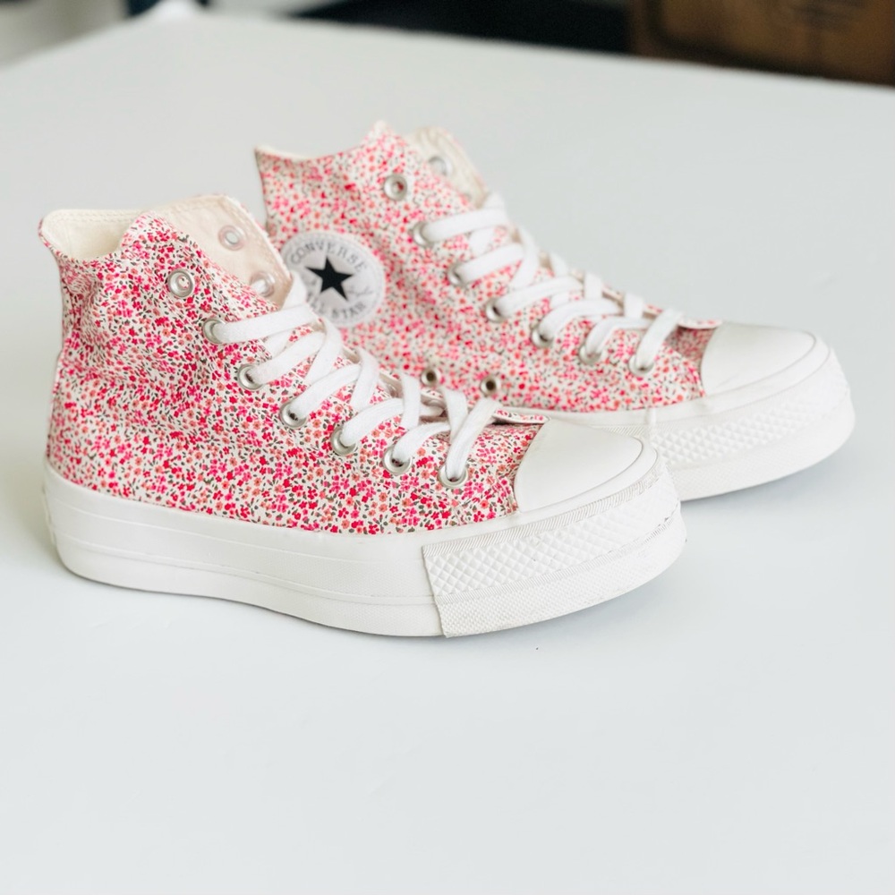 Converse SIZE 6.5 Chuck Taylor Lift Hi Platform Red Ditsy Floral sneakers